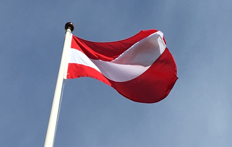 Österrike Flagga - Köp din flagga hos FlaggorOnline.se